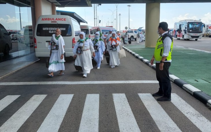 Kedatangan Calon Jemaah Haji Asa; Jambi saat tiba di Bandara Hang Nadim