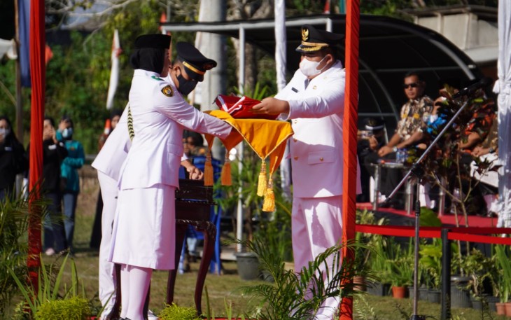 PLT bupati Bintan Roby Kurniawan SPWK saat menyerahkan Bendera merah putih