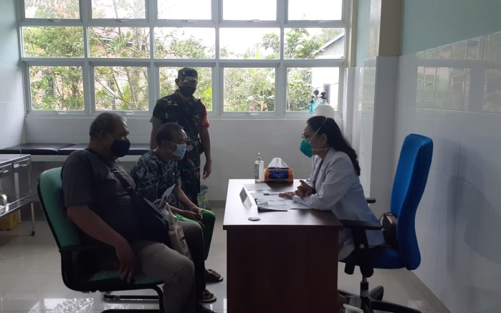Babinsa dan Bhabinkamtibmas saat dampingi Petugas Kesehatan Periksa Warga Binaan Dalam Kategori ODGJ