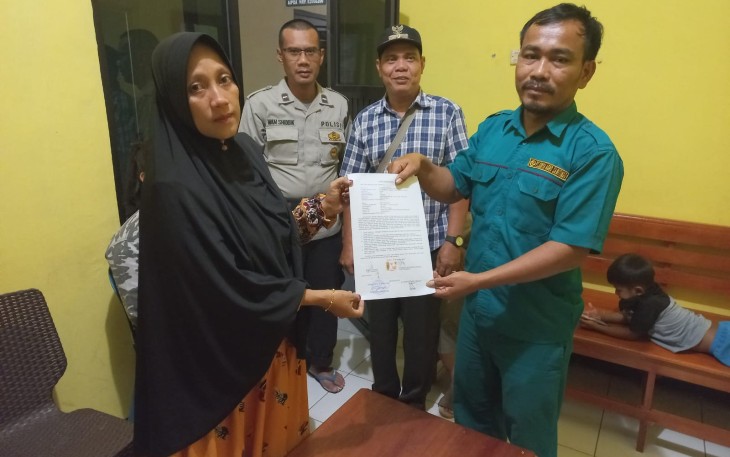Pelaku dan Korban menunjukan surat pernyataan damai.