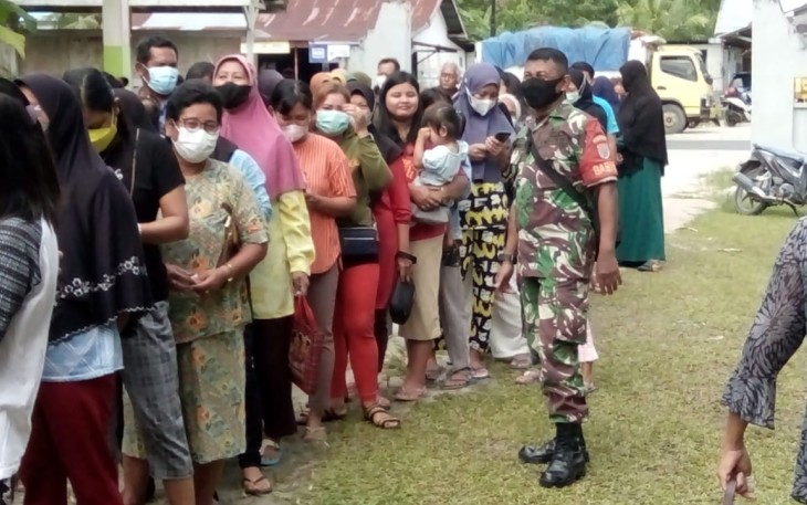 Babinsa Koramil Bukit Batu saat Awasi dan Pantau Operasi Pasar Sembako Murah Warga Tumbang Tahai 