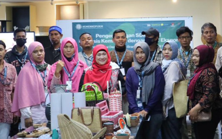 Asisten Deputi Pengembangan SDM Deputi Bidang UKM KemenKopUKM Dwi Andriani Sulistyowati saat membuka acara  Pengembangan SDM UKM Go Ekspor Berbasis Kemitraan dengan Agregator di Cirebon, Jum'at (23/9).