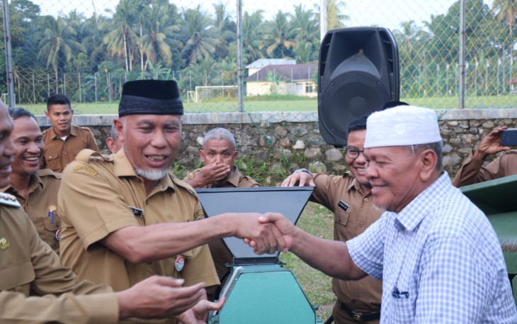 Gubernur Sumatra Barat Mahyeldi menyerahkan secara simbolis bantuan alat dan mesin pertanian di Desa Sikapak Timur, Kota Pariaman.