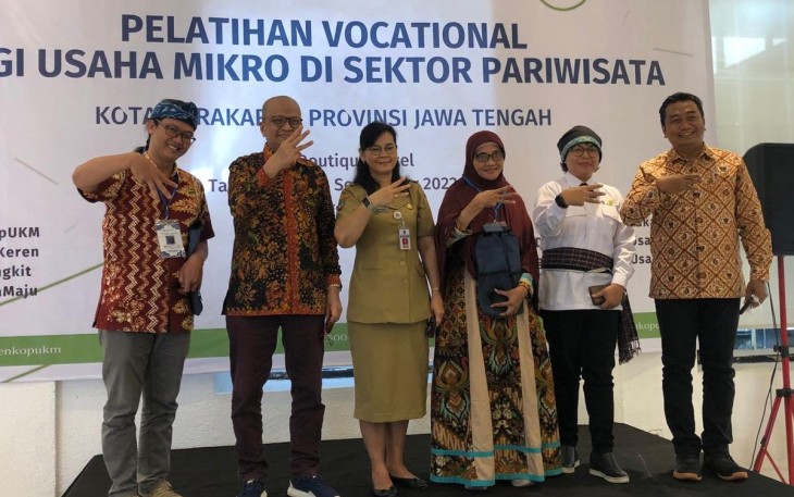 Deputi Bidang Usaha Mikro  KemenKopUKM Yulius saat membuka Pelatihan bagi Usaha Mikro di Sektor Pariwisata Kota Surakarta, di Petit Boutique Hotel, Surakarta, Senin (26/9).