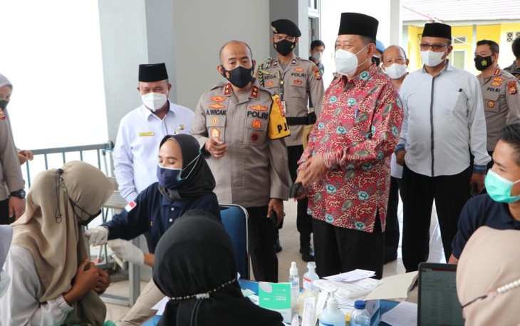 Kapolda Bengkulu bersama Rektor UIN saat meninjau pelaksanaan Vaksinasi
