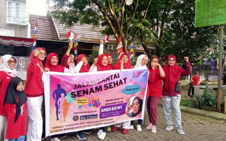 Foto bersama seusai Warga Perumahan Griya Antang Harapan Gelar Jalan Santai dan Senam Sehat