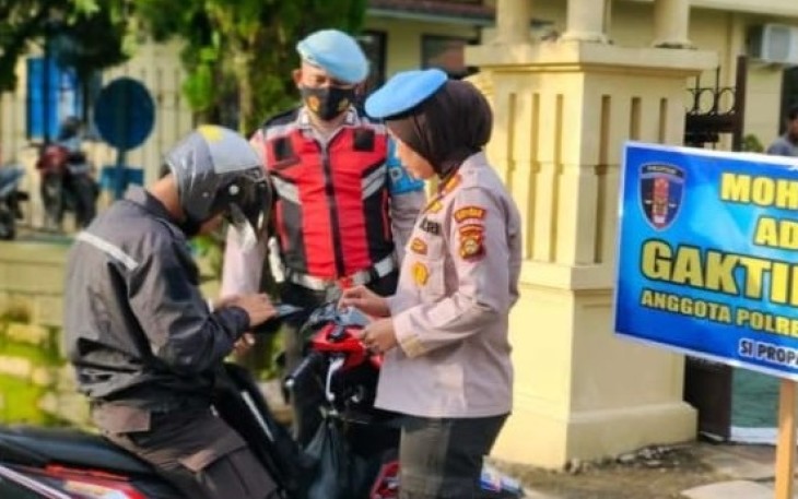 Propam Polres OKU Timur saat periksa kelengkapan surat menyurat kendaraan milik anggota.