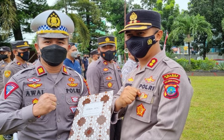 Kasat Lantas Polres Bitung AKP. Awaluddin Puhi, SIK saat menerima penghargaan dari Kapolres Bitung