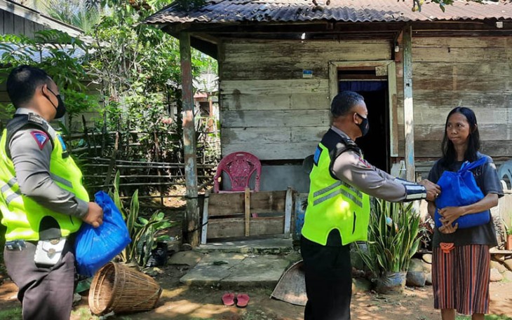 Anggota Sat Lantas Polres Seluma Polda Bengkulu Aipda Waryatno siang hari kemarin Selasa (19/07) saat menyalurkan bantuan untuk warga yang termasuk kurang mampu.