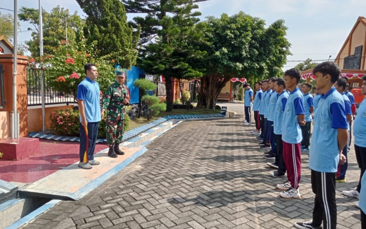 Babinsa Kodim 0802/Ponorogo Latih Baris Berbaris Kepada Siswa Siswi 