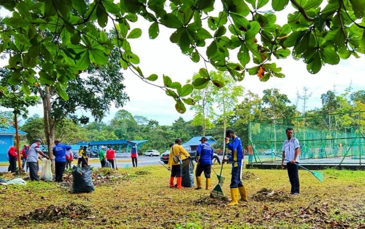 Petugas saat melakukan pembersihan di lokasi