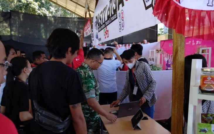 Dandim 1310/Bitung saat berkunjung di salah satu stand