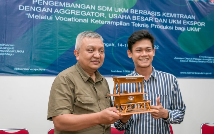 Deputi Bidang UKM KemenKopUKM Hanung Harimba Rahman pada pembukaan acara Pengembangan SDM UKM Berbasis Kemitraan dengan Aggregator dan UKM Ekspor Melalui Vocational Keterampilan Teknis Produksi bagi UKM, di Kota Solo, Jumat (14/10). 