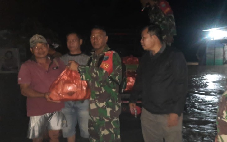 Koramil 1016-06/Kurun saat Distribusikan Logistik Makanan Siap Saji dan Obat-Obatan Kepada Warga Terdampak Banjir 