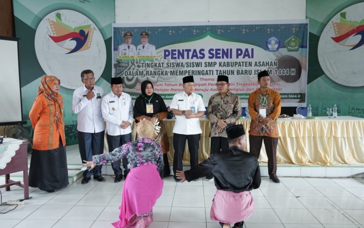 Asisten Perekonomian dan Pembangunan saat Buka Pentas Seni PAI Tingkat SMP