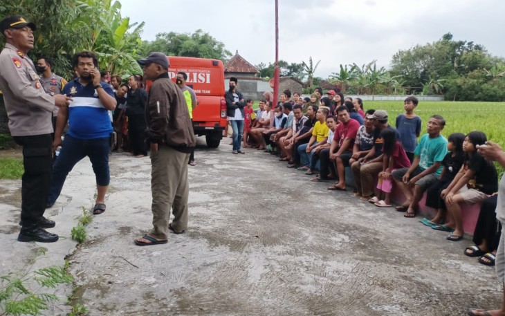 Petugas Polsek Karangdowo bersama Tim Inafis Polres Klaten saat melakukan olah TKP di lokasi.