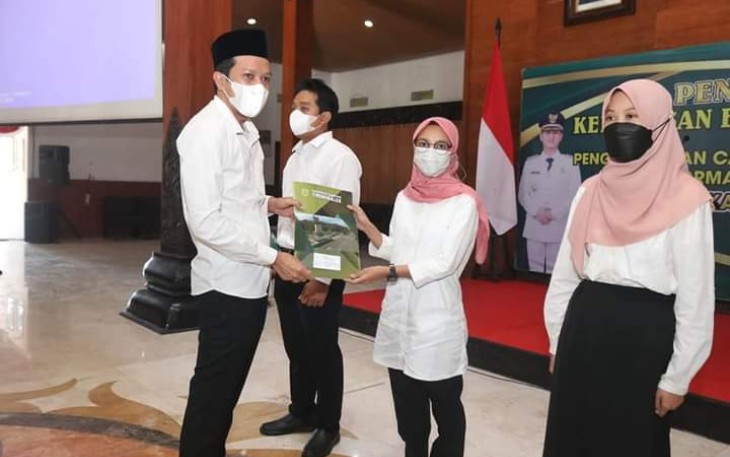 Wakil Bupati Trenggalek, Syah Muhamad Natanegara, saat menyerahkan SK CPNS di Pendapa Manggala Praja Nugraha, Rabu (30/3/2022).