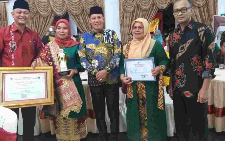 Camat Lubuk Sikaping Kabupaten Pasaman, Nina Darmayanti S.STP. MPA usai terima penghargaan