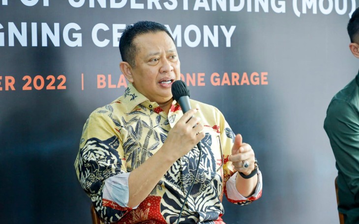 Bamsoet usai menandatangani MoU antara IMI dengan PT Otomotif Film Indonesia, di Black Stone Garage (IMI Lounge), di Hang Jebat 1A, Jakarta Selatan, Senin (5/12/22).