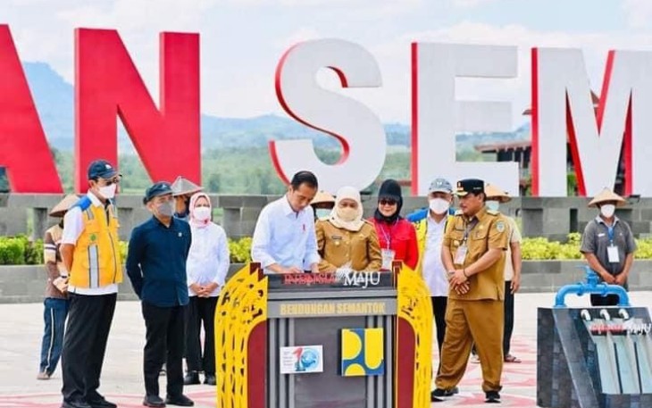 Presiden Joko Widodo didampingi Ibu Iriana Joko Widodo saat meresmikan Bendungan Semantok yang terletak di Kabupaten Nganjuk, Provinsi Jawa Timur, pada Selasa, 20 Desember 2022. 