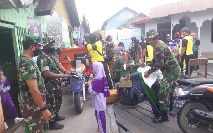 Danramil Pahandut Pimpin Kerja Bakti di Pondok Pesantren Hidayatul Insan 