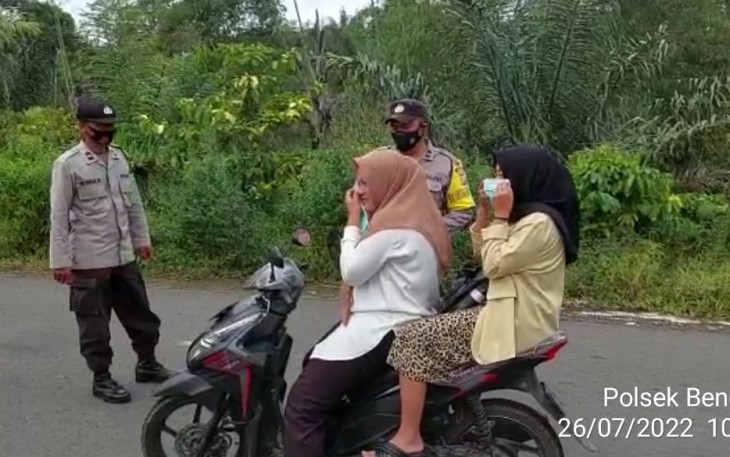 Personel Polsek Bengko saat Lakukan Pendisiplinan Penggunaan Masker di Luar Ruangan