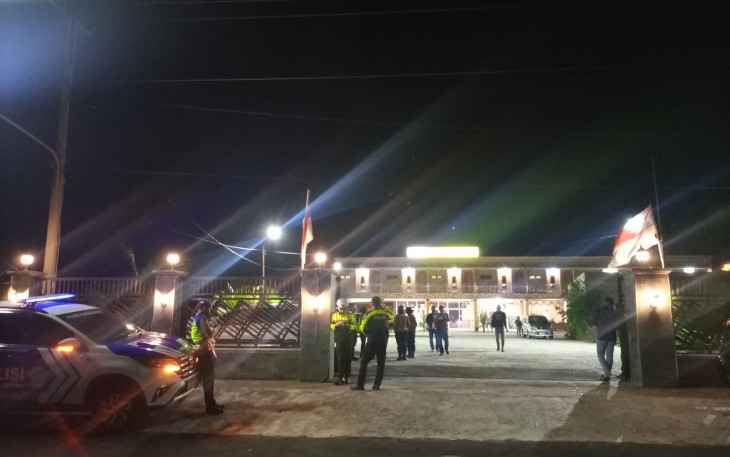 Polisi mengamankan situasi di sekitar hotel yang diduga warga digunakan untuk karantina puluhan pemilik hak suara menjelang Pilkades PAW Desa Alastuwo, pada Selasa (22/11/2022) malam.