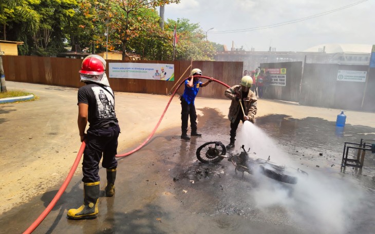 Petugas sedang memadamkan api yang membakar sebuah sepeda motor di sekitar kawasan Gedung Wanita, Jalan Wahid Hasim, Padangan, Jungke, Kecamatan. Karanganyar, Kabupaten Karanganyar, Kamis (25/8/2022) siang.
