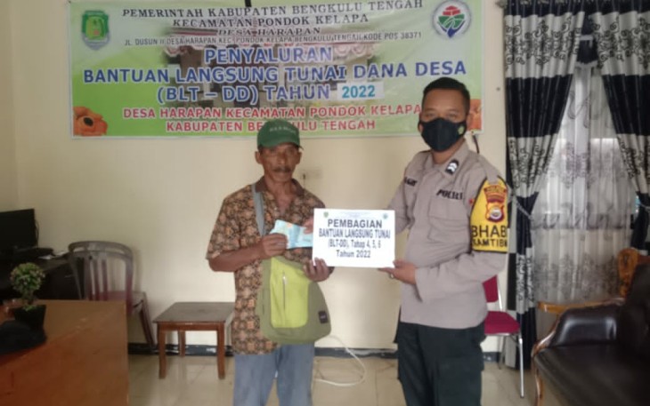 Polisi Kawal Penyaluran BLT di Desa Harapan Bengkulu Tengah