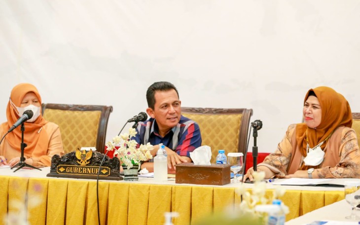 ketua TP-PKK Provinsi Kepri Hj Dewi Kumalasari didampingi Gubernur Kepri H. Ansar Ahmad saat memimpin rapat