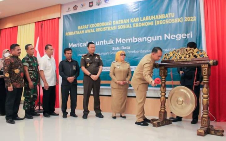 Pemukulan Gong oleh Bupati tanda pembukaan Rakorda Pendataan Awal Registrasi Sosial Ekonomi Labuhanbatu.