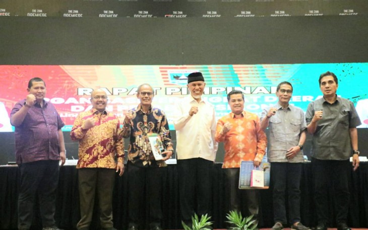 Gubernur Sumbar Mahyeldi memimpin Rapat OPD dan Pejabat Eselon III di Lingkup Pemprov Sumbar 2022 di The ZHM Premiere Hotel & Convention, Padang.