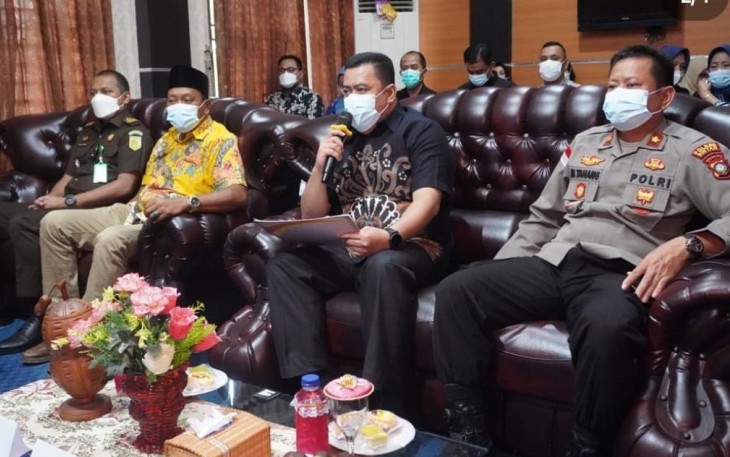 PJ Sekda kabupaten Bintan Roni Kartika bersama Camat Tuapaya saat berkunjung ke TPS yang ada di Desa Tua paya