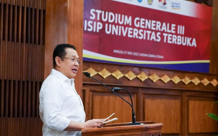 Bamsoet saat menjadi pembicara kunci dalam Studium Generale III FHISIP Universitas Terbuka bertema 'Peran UMKM dalam Menghadapi Persaingan Global Pasca Pandemi', di Gedung Wiswa Sabha Denpasar, Bali, Minggu (27/11/22).