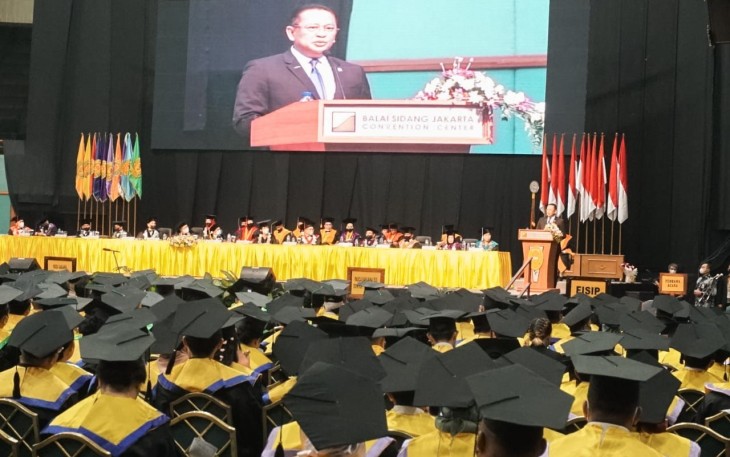 Bamsoet saat memberikan orasi ilmiah dalam rangka Dies Natalis ke-64 dan Wisuda Program Sarjana S1, S2, dan S3 Tahun Akademik 2021/2022 Universitas Jayabaya, Jakarta, Selasa (11/10/22).
