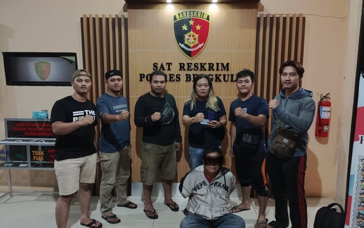 Tersangka (duduk diborgol) saat diamankan