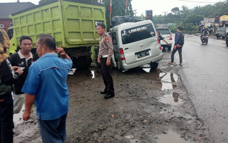 Pasca kejadian, kendaraan korban ringsek di belakang bak mobil dump truk