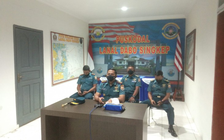 Danlanal DBS didampingi oleh seluruh Perwira Staf Lanal DBS saat Vidcon dengan Kasal.