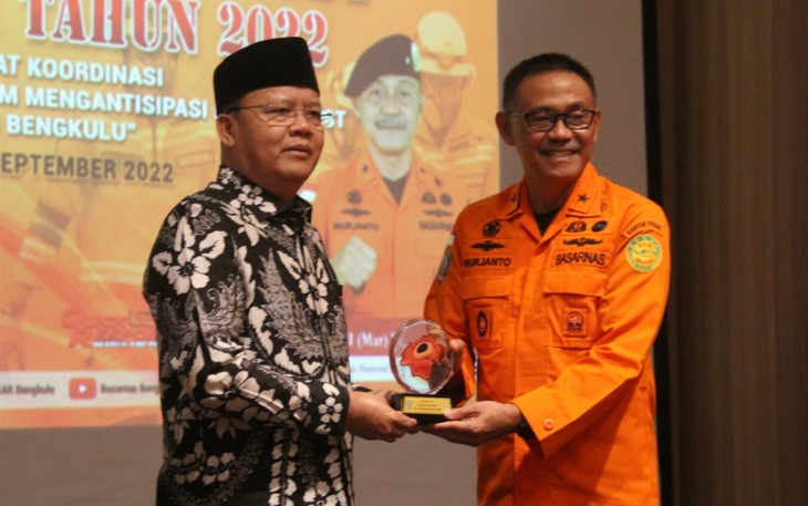 Gubernur Bengkulu Rohidin Mersyah saat membuka Rapat Koordinasi SAR Daerah Tahun 2022 di Mercure Hotel Bengkulu, Senin (26/9/2022).