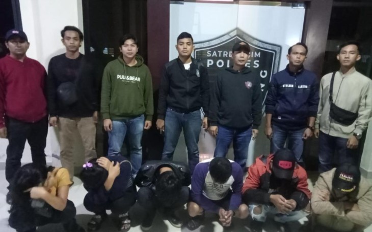 Para pelaku (duduk tertunduk) saat terjaring Operasi Pekat Nala II-2022 