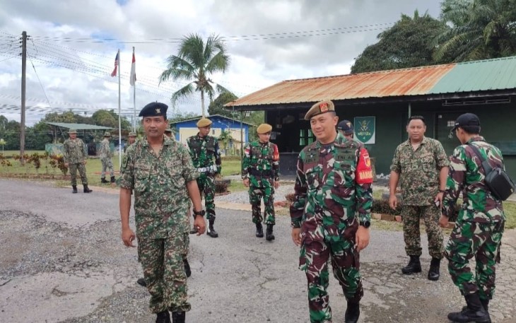 Dansatgas Pamtas RI-Malaysia Yonarmed 19/105 Trk Bogani saat Kunker ke Pos Gabma Lubok Antu di Malaysia