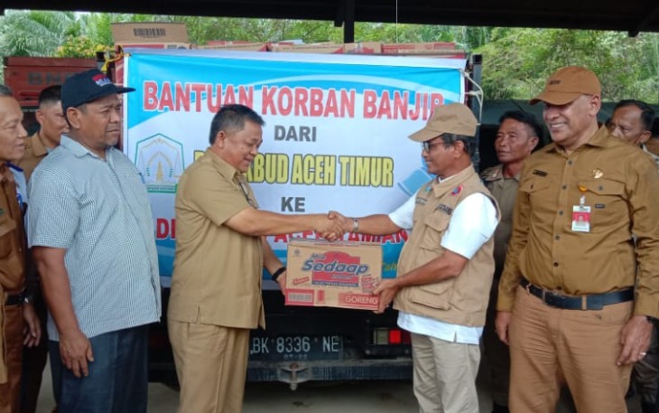 Disdikbud Aceh Timur Bersama MKKS SMP dan K3S SD saat Berikan Bantuan Sosial kepada Korban Banjir di Aceh Tamiang
