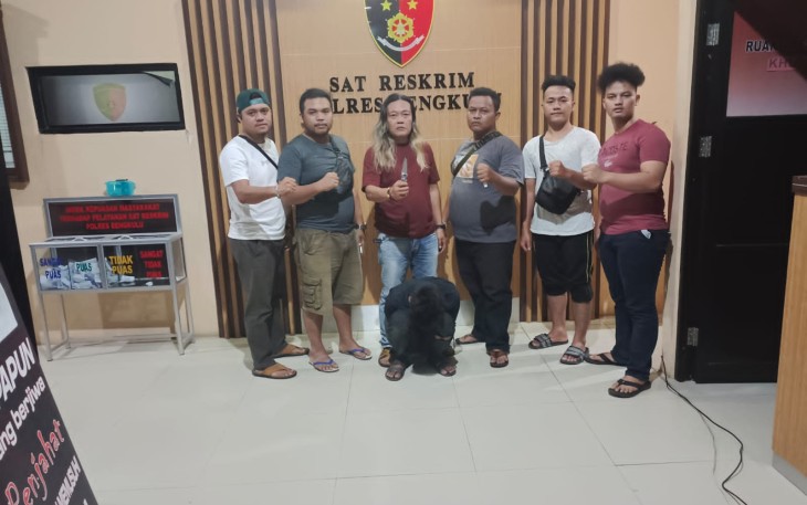 Tersangka (jongkok diborgol) saat diamankan