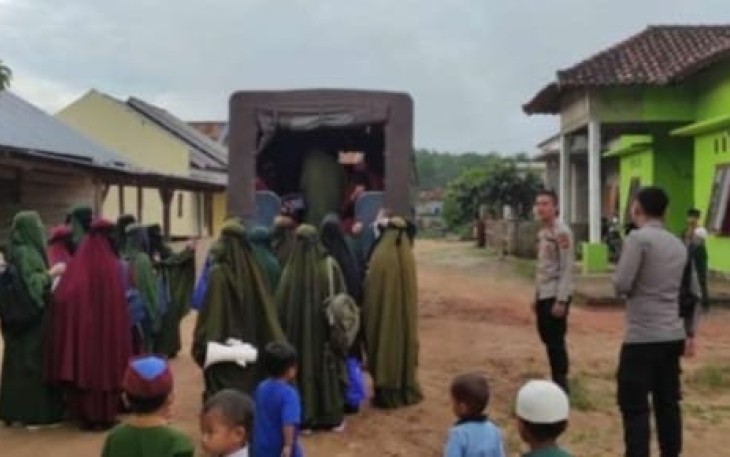 Anggota Samapta Polres Oku Timur, Polda Sumsel saat melakukan 'Sikampai' terhadap Santriwati Ponpes Darul Qur'an Wal Hadis Oku Timur ke wisata Mencar, Selasa kemarin (29/11/2022).