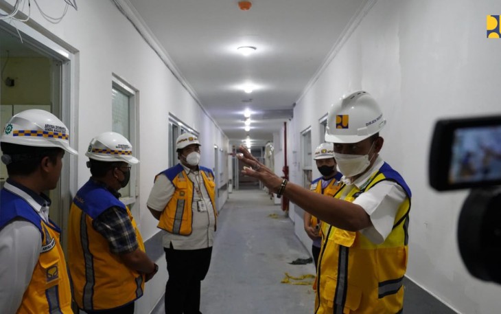 Dirjen Perumahan Kementerian PUPR Iwan Suprijanto saat melakukan peninjauan