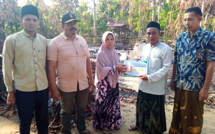 Tgk. Muhammad saat menyerahkan bantuan bersama Tgk Mursala. 