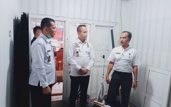Kunjungan Kepala Puskesmas Suliki Fahmiridho, MZ, SKM mengecek proses pembuatan Klinik Lapas Suliki.