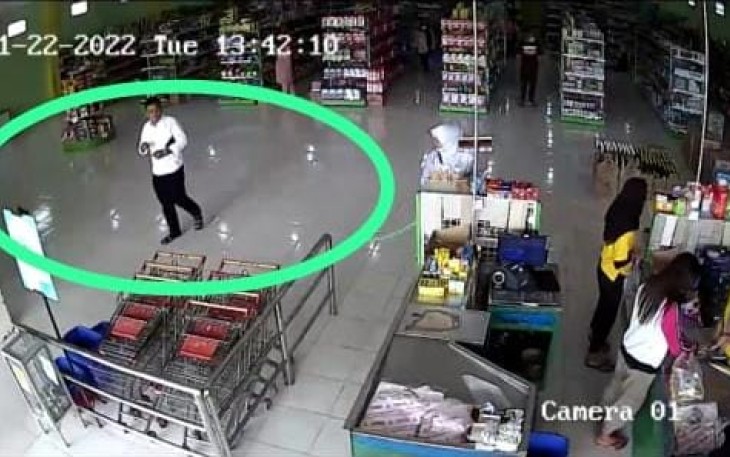 Aksi diduga pelaku saat terekam CCTV di sebuah swalayan.