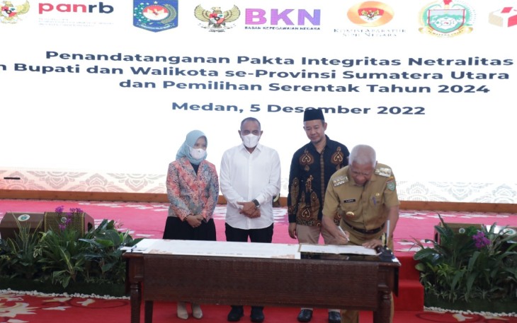 Bupati Asahan saat Tandatangani Pakta Integritas Netralitas ASN