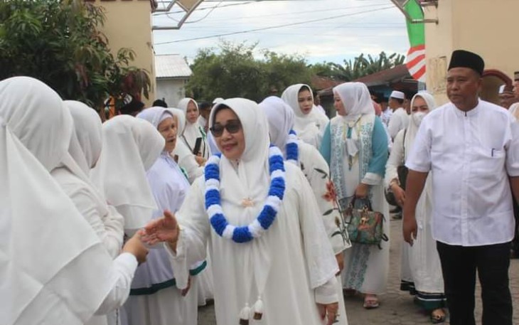 Wakil Bupati Labuhanbatu Hj.Ellya Rosa Siregar S,Pd, MM, didampingi Ketua TP.PKK Kabupaten Labuhanbatu dr.Hj.Maya Hasmita,Sp.OG, MKM, saat turut hadir menyemarakkan perayaan tahun baru Islam I Muharam 1444 H.